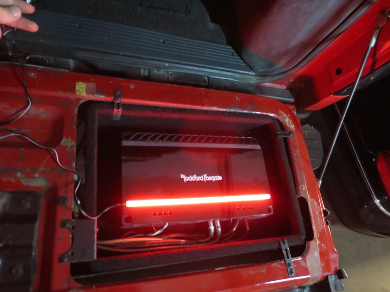 Adding two fosgate amps to my tailgate.-532